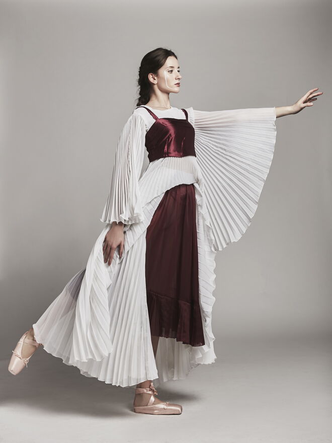 "Ballerine” Styling: Maria Sena Esteves; Modelo: Felicia Iscra da L’AGENCE
Vestido branco: Susana Gateira: Péris. Top: da produção. Saia: Susana Gateira. Péris. Sapatilhas de ballet: Susana Gateira: Péris