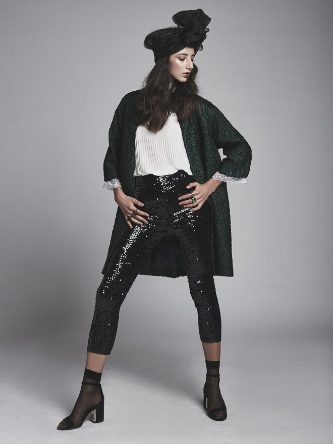 “THE NEW VICTORIAN” Styling: Margarida Claro; Modelo: Alice Santos da L’Agence
Casaco: blusa e leggings: Peris. Sapatos: Stradivarius. Lenço da cabeça: anéis e meias: da produção.