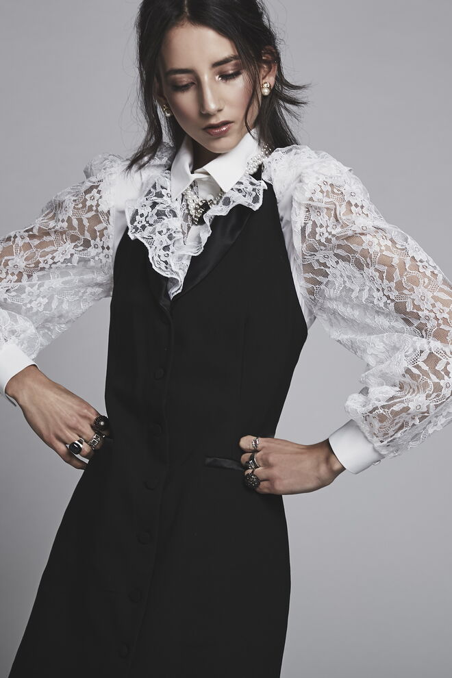 “THE NEW VICTORIAN” Styling: Margarida Claro; Modelo: Alice Santos da L’Agence
Vestido smoking: Zara. Blusa: brincos e colar: Peris. Anéis: da produção.