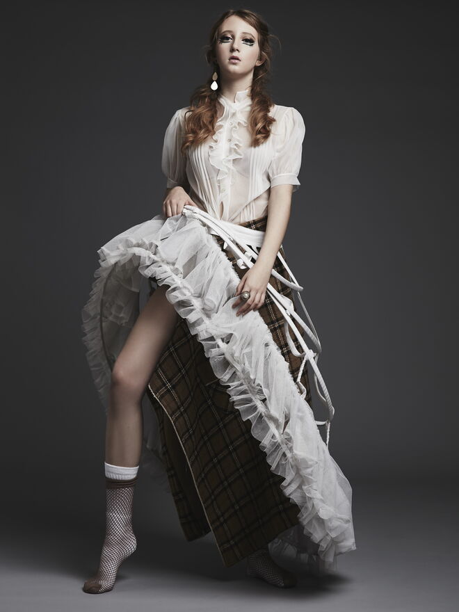 “(Un)dolling” Styling: Marco Augusto; Modelo: Inês Calado, Face Models
Camisa: crinolina: casaco da Peris costumes. Brinco: anél: meias da produção. Agradecimentos – 44 Lisbon Concept Stor