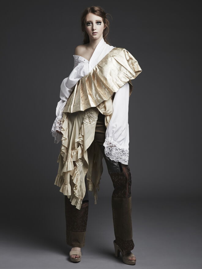 “(Un)dolling” Styling: Marco Augusto; Modelo: Inês Calado, Face Models
Saia: camisa: bata: calças da Peris costumes. Sapatos da produção