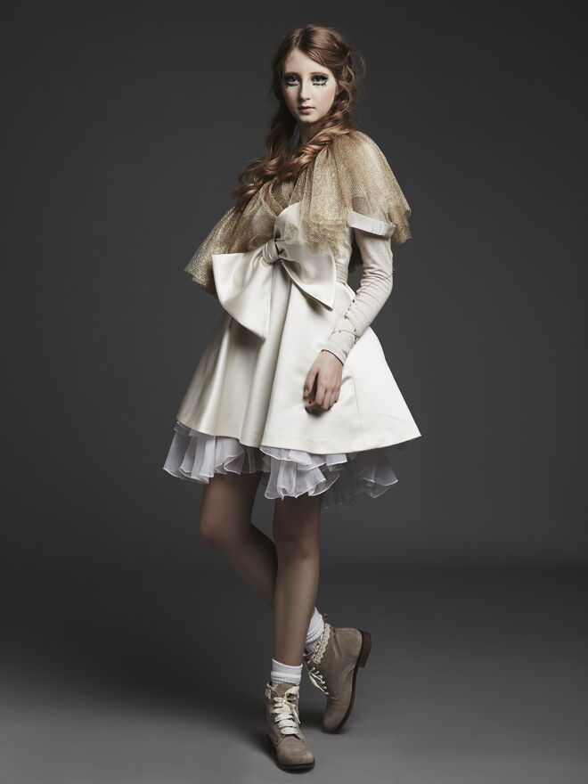 “(Un)dolling” Styling: Marco Augusto; Modelo: Inês Calado, Face Models
Saia em tule: vestido da Peris costumes. Camisola de malha: botas da 44 Lisbon. Fio com brilhos: meias da produção