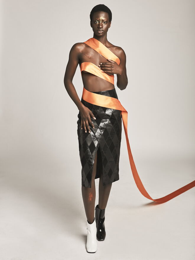 “The World Revolves Around Me” Styling: Marcela Cebotaru; Modelo: Aldivina (L’Agence)Saia: Uterqüe.
Botas: Mango. Fita: da produção.