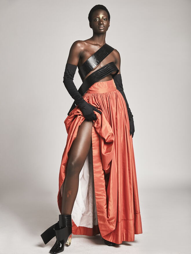 “The World Revolves Around Me” Styling: Marcela Cebotaru; Modelo: Aldivina (L’Agence)
Saia: Peris. Cintos e botas: Mango. Luvas: Ana Hory na Peris.