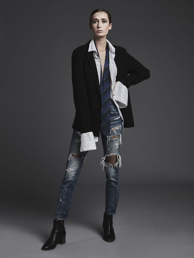 “Men at work” Styling: Madelon Geerlings; Modelo: Raquel Pereira, Face Models
Blazer: Camisa: meias de rede: calças de ganga: da produção. Gravata: botas: da produção