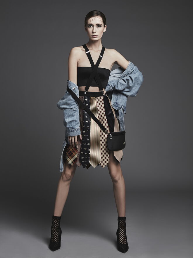 “Men at work” Styling: Madelon Geerlings; Modelo: Raquel Pereira, Face Models
Top preto: casaco de ganga: da produção. Saia de gravatas: Peris. Suspensórios: fany pack: da produção. Saltos pretos: Peris
