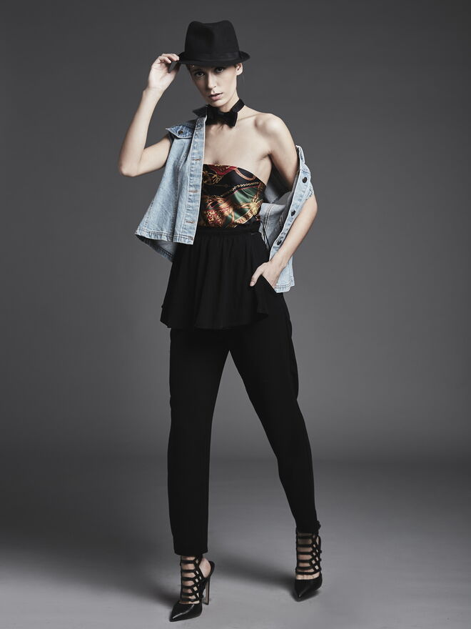 “Men at work” Styling: Madelon Geerlings; Modelo: Raquel Pereira, Face Models
Lenço no tronco: da produção. Colete de ganga: Peris. Calças pretas: blusa na cintura: da produção. Chapéu: laço: da produção. Saltos pretos: Peris 