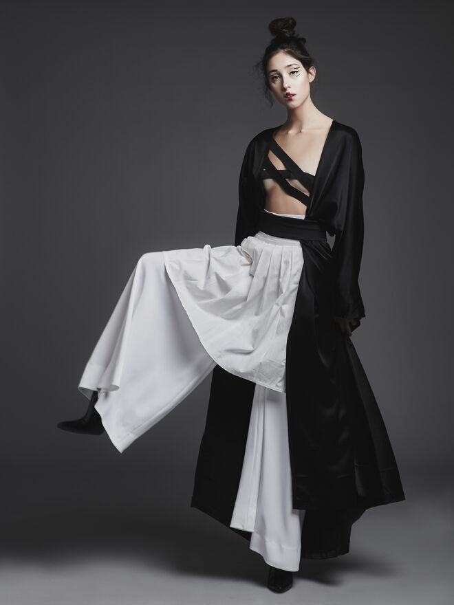 “HAKAMA Movement” Styling: Elisa Martins; Modelo: Ana Luisa. Elite Lisbon
Kimono: saia e calças: tudo da Peris Costumes S.L. Botins Zara. Acessórios da produção