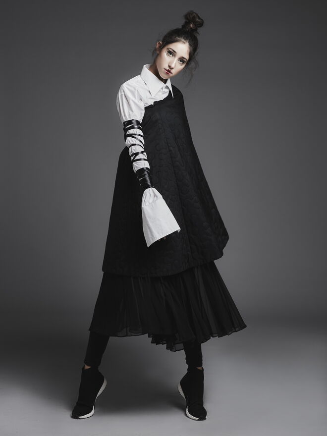 “HAKAMA Movement” Styling: Elisa Martins; Modelo: Ana Luisa. Elite Lisbon
Saias e camisa branca: tudo da Peris Costumes S.L. Sapatos: Zara. Acessórios da produção