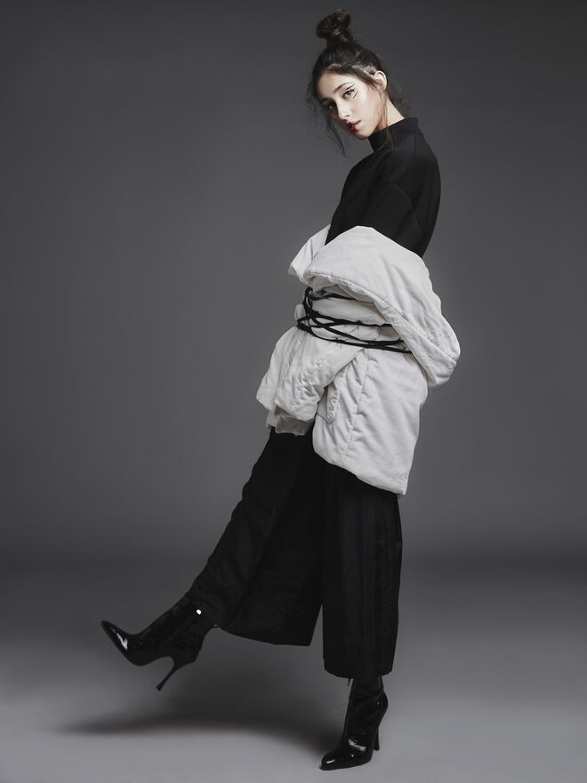 “HAKAMA Movement” Styling: Elisa Martins; Modelo: Ana Luisa. Elite Lisbon
Casaco e calças: tudo da Peris Costumes S.L. Camisola de gola alta: Zara. Botins: Zara. Acessórios da Produção
