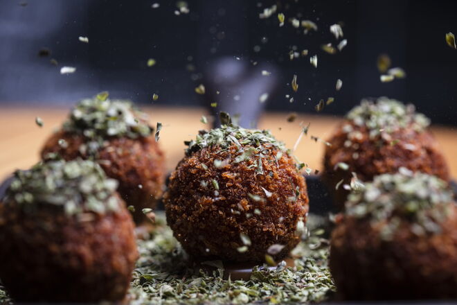 Viajar pela gastronomia do chef Moisés Franco: croquetes de alheira com parmesão.