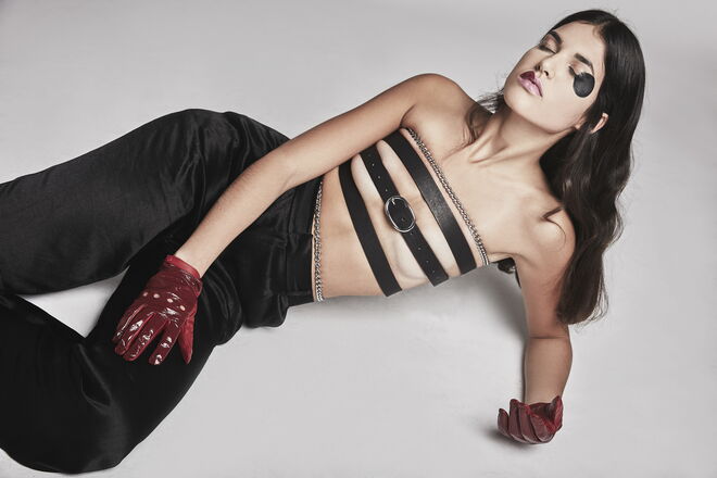 “Black N Belt” Styling: Carolina Ferreira; Modelo: Teresa Roquette, L’Agence
Calças: Zara. Luvas: Atmosphere da Peris Costumes. Cintos e correntes da produção.