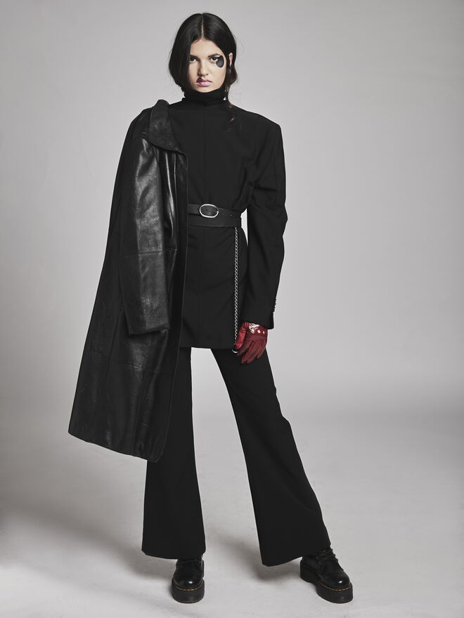 “Black N Belt” Styling: Carolina Ferreira; Modelo: Teresa Roquette, L’Agence
Casaco: In Tempore da Peris Costumes. Blazer: Perom da Peris Costumes. Macacão: KAOÂ. Camisola de gola alta: Benetton. Botas: Doc Martens. Luvas: Atmosphere da Peris Costumes. Cintos e corrente da produção.
