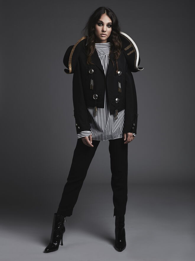 “Aye Captain” Styling: Carlota Barreto; Modelo: Barbara Sousa
Casaco: Peris. Camisa: Zara. Calças: Stradivarius. Botas: Zara. Chapéus: Peris (ambos)