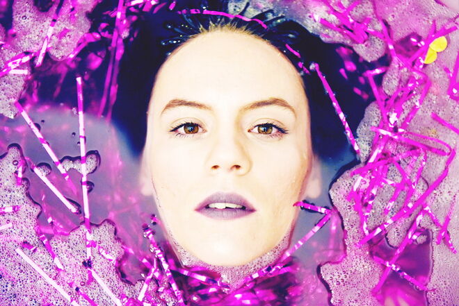 Ir à festa Friends with Benefits: A atriz Cecília Henriques apresenta pela terceira vez Valsa Para um Vaso: BRITNEY, ASCENÇÃO e QUEDA