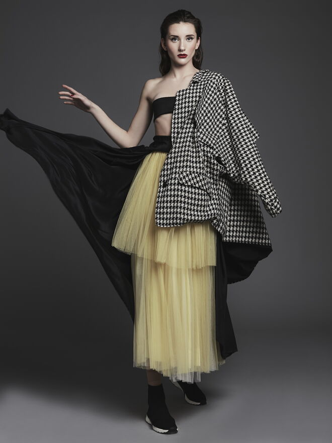 "Feminist" Styling: Fábio Braga; Modelo: Felicia da L’Agence
Blazer, saia preta e saia amarela na Péris. Top da produção. Ténis, Bershka.