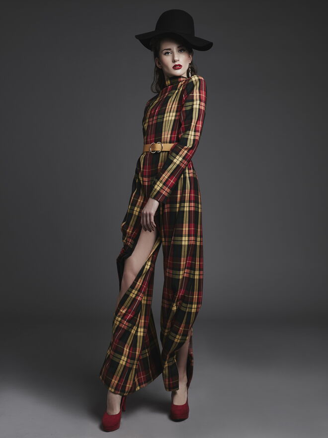 "Feminist" Styling: Fábio Braga; Modelo: Felicia da L’Agence
Casaco na Péris. Chapéu e Brincos, H&M. Cinto, Primark. Sapatos na Péris.