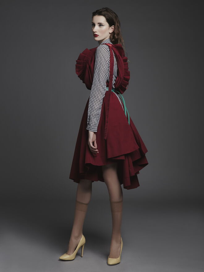 "Feminist" Styling: Fábio Braga; Modelo: Felicia da L’Agence
Camisa e Saia na Péris. Cintos: Primark. Meias da Produção. Sapatos na Péris.