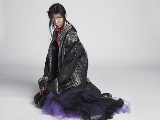 "PUNK PRINCESS" Styling: Castelli; Modelo: Alisha da Karacter
Casaco: Nuno Gama na Peris. Camisola néon: Benetton. Calça em vinil: Tezenis. Saia em tule preto: Peris. Saia em tule roxo da produção. Óculos: Mango. Colares e anéis: Parfois.