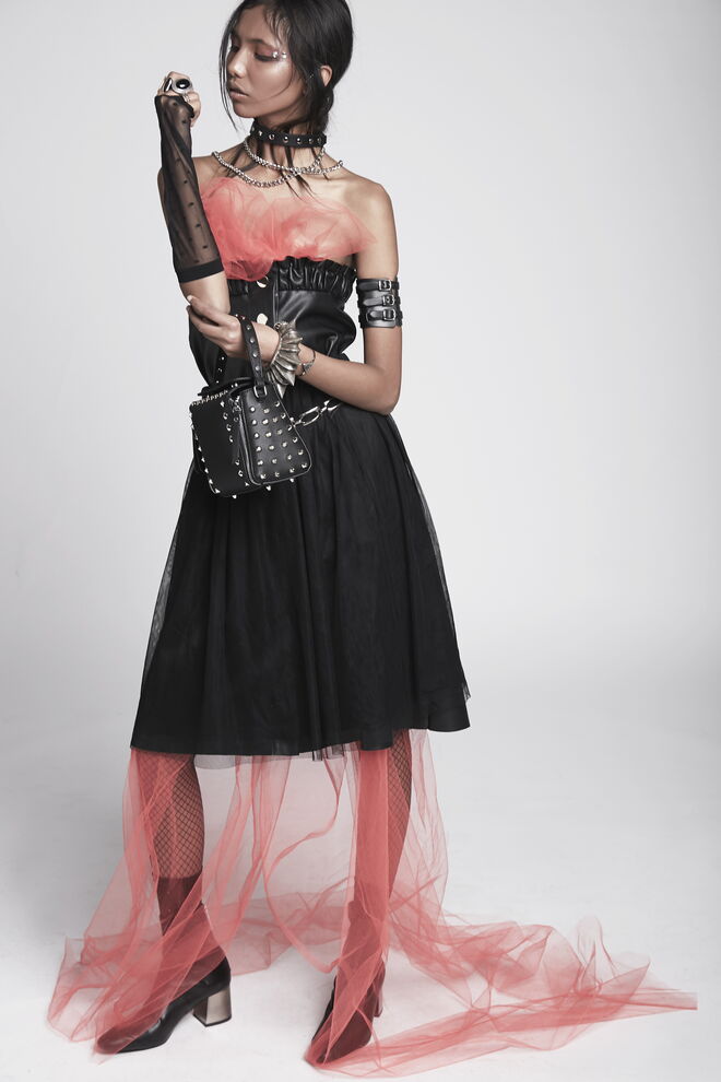 "PUNK PRINCESS" Styling: Castelli; Modelo: Alisha da Karacter
Saia em pele: Fashion Closet. Saia de tule: Ziovara. Colar, correntes, luva e tecido em tule da produção. Anéis: Parfois. Bracelete e pulseiras: Peris. Bolsa: Zara. Meia arrastão: Calzedonia. Sapatos: Mango.