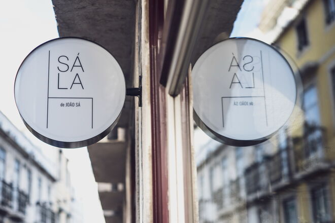 O restaurante SÁLA fica na Rua dos Bacalhoeiros 103, 1100-585 Lisboa