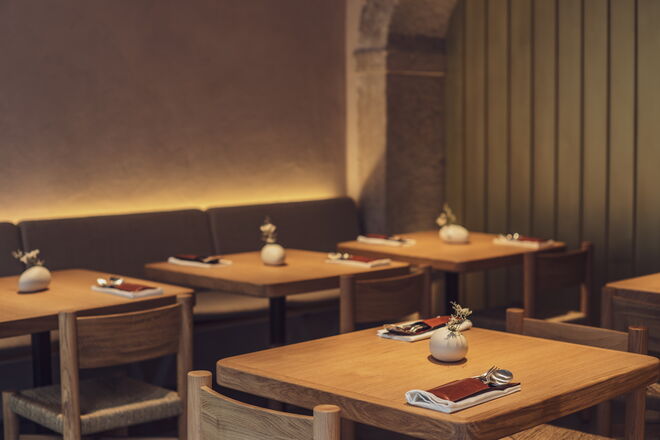 O interior resume a filosofia do SÁLA com um design minimalista, mas rústico, que convida a relaxar no sofá ou numa das aconchegantes cadeiras 