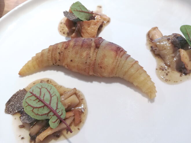 Batata, cogumelos silvestres e trufa preta