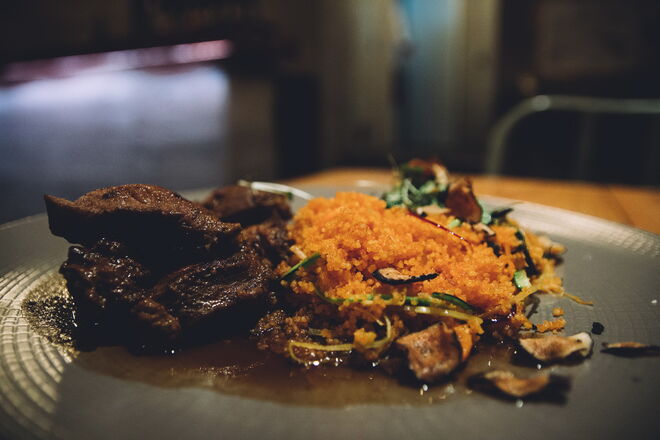 Borrego confitado com couscous e gelado de hortelã