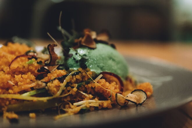 Borrego confitado com couscous e gelado de hortelã