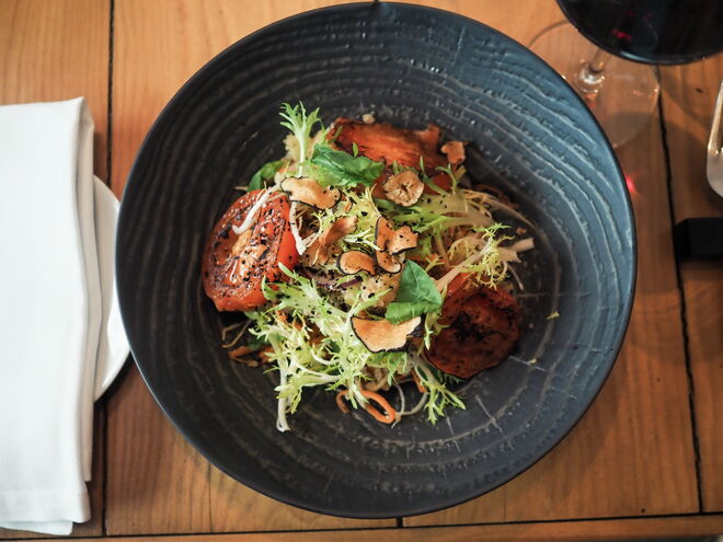 Quinoa com cogumelos e legumes salteados