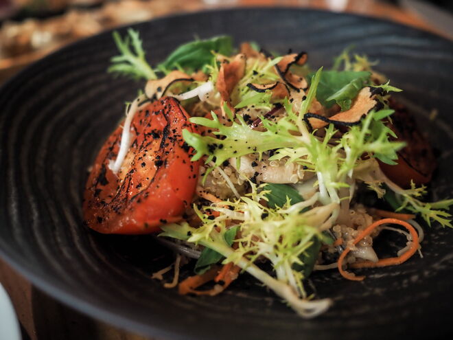 Quinoa com cogumelos e legumes salteados