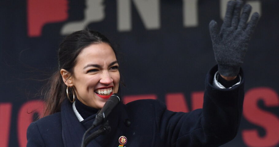 Alexandria Ocasio-Cortez revela a sua rotina de beleza