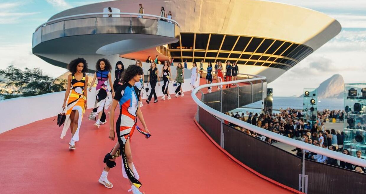 Desfile Louis Vuitton Cruise 2017 no Museu de Arte Contemporânea de Niterói.