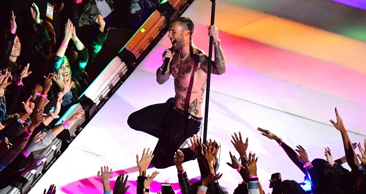 Adam Levine, vocalista dos Maroon 5, durante a atuação no Super Bowl, 2019.