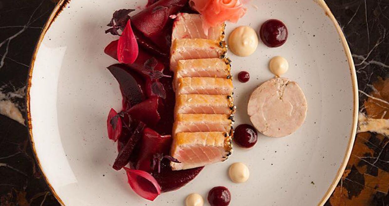 O tataki de espadarte rosa é um dos pratos que faz parte do brunch Tataki.