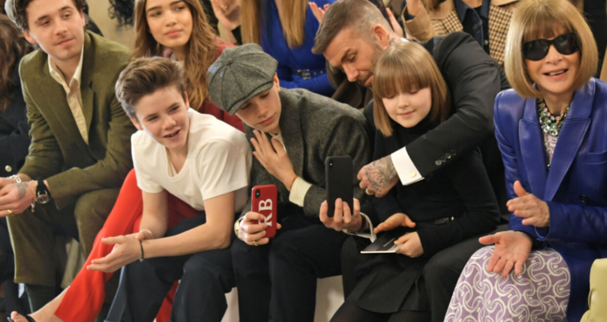 Família Beckham e Anna Wintour na primeira fila do desfile da coleção de Victoria Beckham.