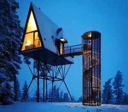 Uma casa na árvore que é o refúgio perfeito para este inverno 