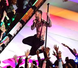 A polémica atuação dos Maroon 5 no Super Bowl
