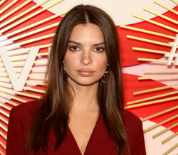 Emily Ratajkowski partilha a sua luxuosa rotina de pele 
