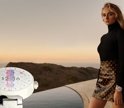 Sophie Turner protagoniza a campanha do novo 'smartwatch' da Louis Vuitton 