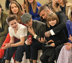Anna Wintour e a família Beckham partilham a primeira fila da semana da moda de Londres
