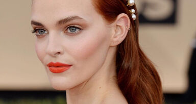 A elegância das pérolas chegou aos cabelos