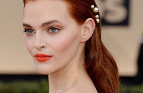 A elegância das pérolas chegou aos cabelos