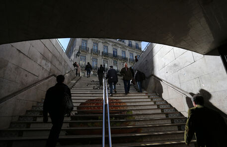 Confiança das famílias cai para mínimos de dois anos