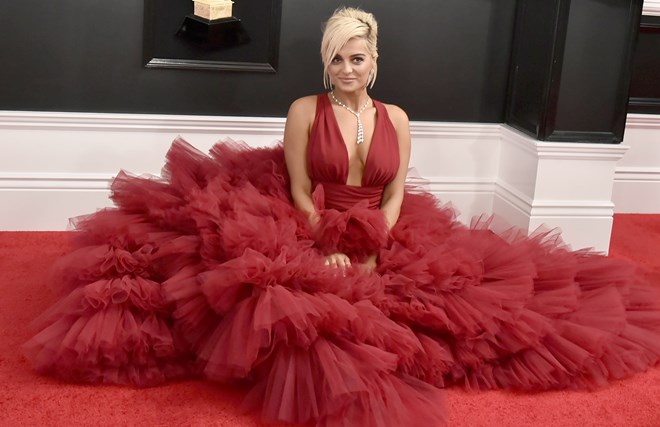 E quem vestiu Bebe Rexha nos Grammy 2019 foi. Celebridades Maxima