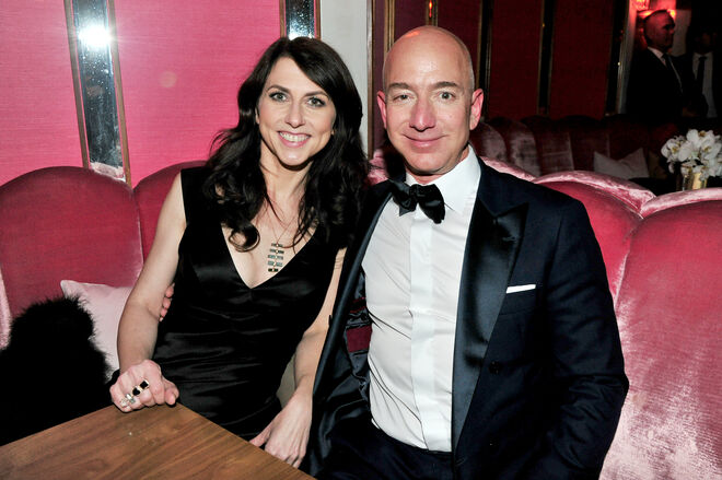 €34mil milhões | Jeff Bezos e MacKenzie Bezos - Depois de 25 anos, o casal anunciou oficialmente em abril deste ano o divórcio na rede social Twitter. Bezos é um dos homens mais ricos do mundo, criador e diretor da Amazon, empresa que após a separação tem registadas 4% de suas ações em nome de MacKenzie Bezos.