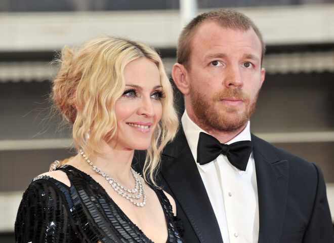 €80 milhões | Madonna e Guy Ritchie - Depois de 8 anos de casamento (2000-2008), Madonna pagou cerca de €80 milhões ao realizador uma vez que não tinham feito um acordo pré-nupcional. Mesmo depois de Richie ter dito à imprensa que não queria nem um cêntimo da cantora. Mas afinal, o que são €80 milhões…