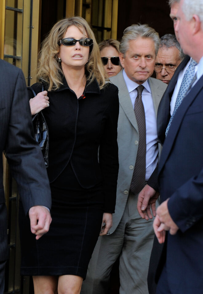 €40 milhões | Michael Douglas e Diandra Luker - Antes do affair com Catherine Zeta-Jones, Michael foi casado com Diandra Luker entre 1977 e 2000. Para além de ter pago cerca de €40 milhões a Luker, esta terá ficado com as casas de Beverly Hill e das Ilhas Baleares.