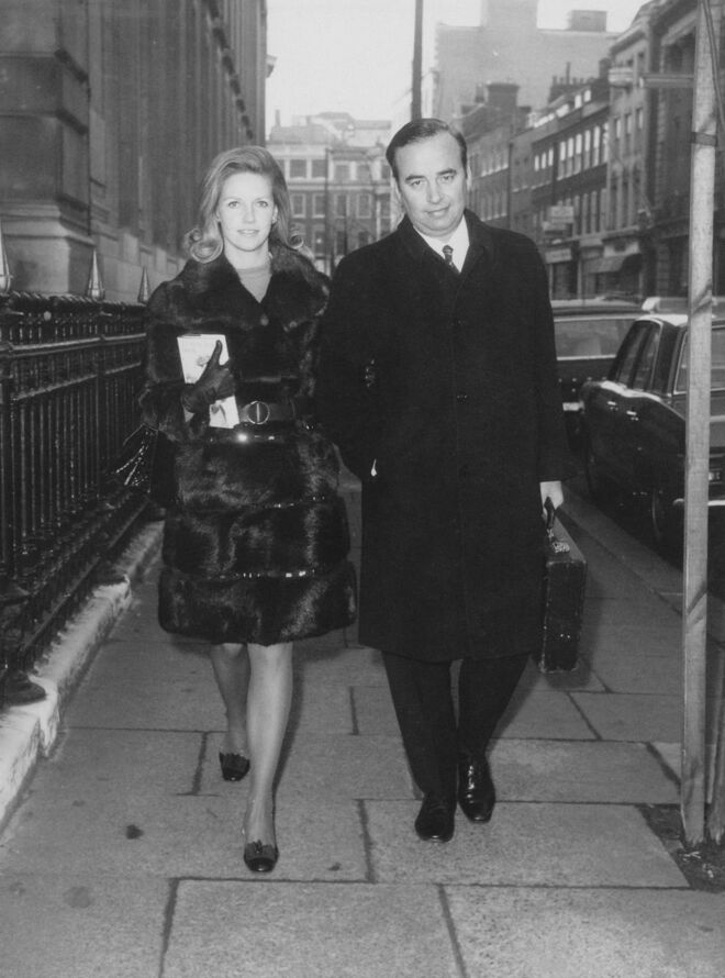 €1,5 mil milhões | Rupert Murdoch e Anna Torv - Depois de um longo casamento de 31 anos, o empresário divorciou-se da sua segunda mulher em 1999. Este segundo divórcio terá ficado bem mais caro que o primeiro, custando a Murdoch cerca de €1,5 mil milhões. Esperou 17 dias e casou-se com Wendi Deng, a terceira mulher de quem veio a divorciar-se em 2013. O ano passado casou com a ex modelo, Jerry Hall.