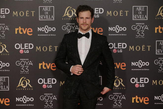 Álvaro Cervantes em look total e anel Dolce & Gabbana